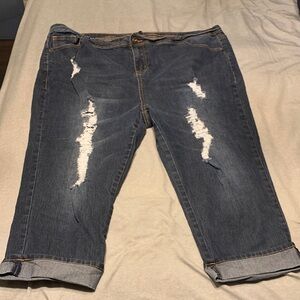 Trendy Distressed Ankle Jeans in Classic Blue